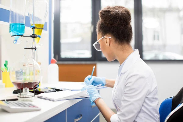 Jovem cientista em laboratório — Fotografia de Stock