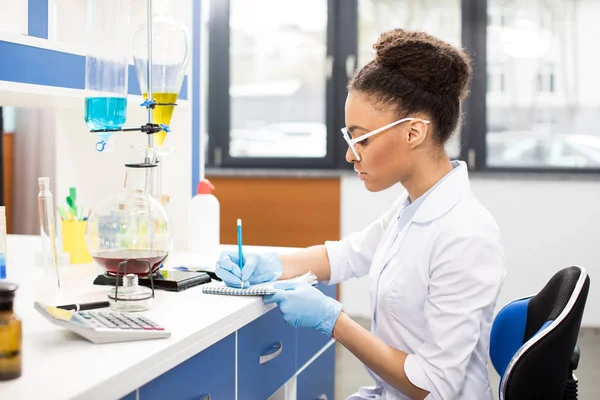 Joven científico en laboratorio - foto de stock