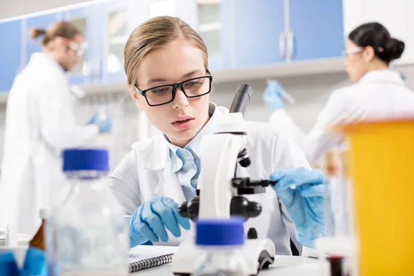 Joven científico en laboratorio - foto de stock