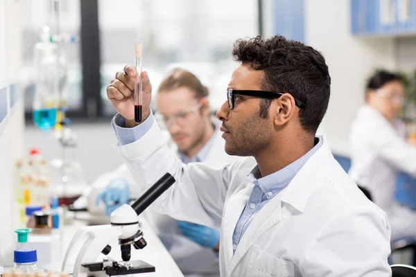 Jeune scientifique en laboratoire — Photo de stock