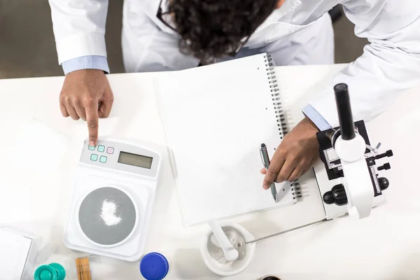 Jovem cientista em laboratório — Fotografia de Stock