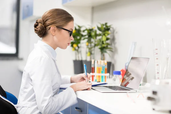 Junge Wissenschaftlerin im Labor — Stockfoto