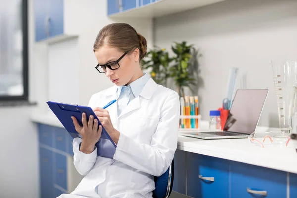 Giovane scienziato in laboratorio — Foto stock