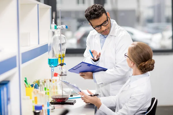 Cientistas que trabalham em laboratório — Fotografia de Stock