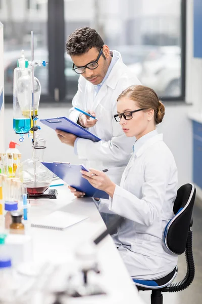 Cientistas que trabalham em laboratório — Fotografia de Stock