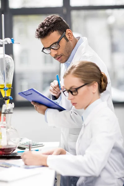 Científicos trabajando en laboratorio - foto de stock