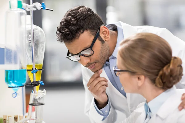 Científicos trabajando en laboratorio - foto de stock