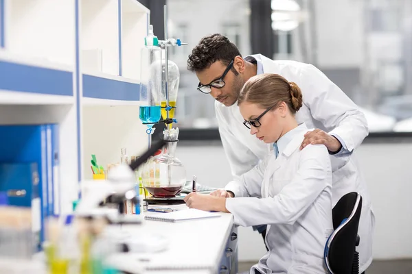 Científicos trabajando en laboratorio - foto de stock