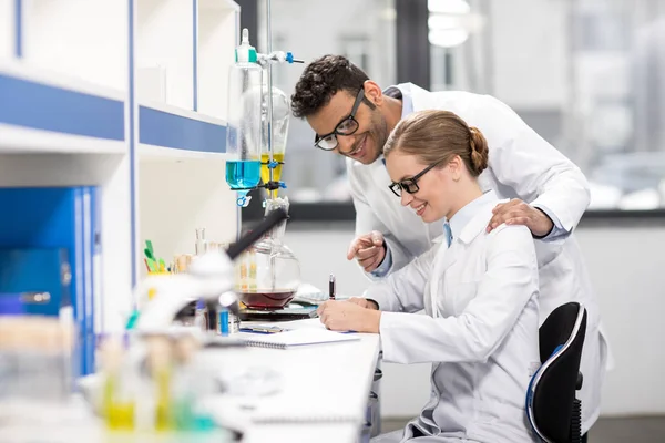 Cientistas que trabalham em laboratório — Fotografia de Stock