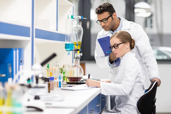 Cientistas que trabalham em laboratório — Fotografia de Stock
