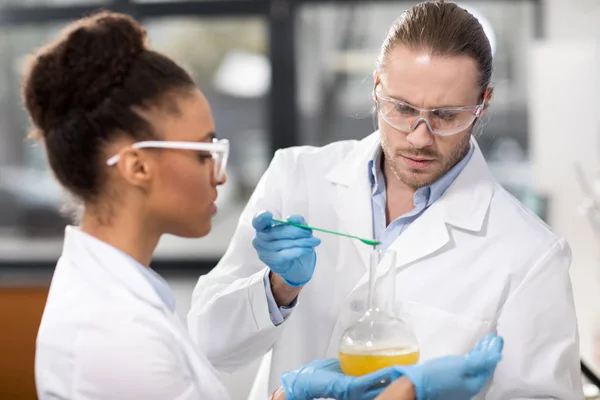 Cientistas que trabalham em laboratório — Fotografia de Stock