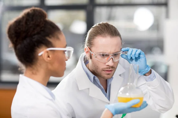 Cientistas que trabalham em laboratório — Fotografia de Stock