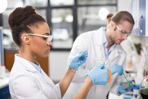 Scientifiques travaillant en laboratoire — Photo de stock