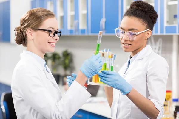 Scientifiques travaillant avec des éprouvettes — Photo de stock