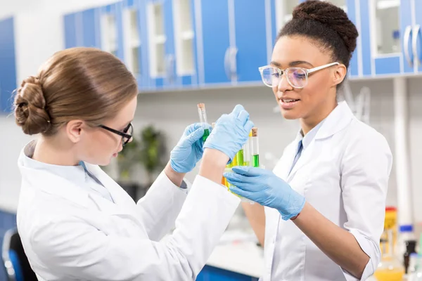 Scientifiques travaillant avec des éprouvettes — Photo de stock