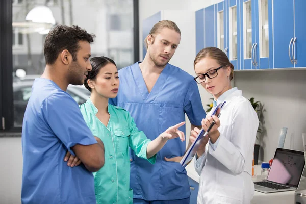 Colleagues discussing work — Stock Photo