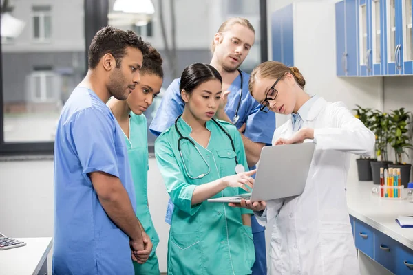 Trabajadores médicos que utilizan ordenador portátil - foto de stock