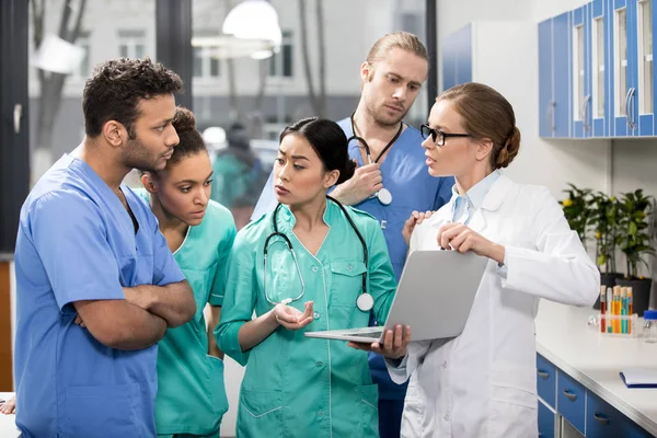 Trabajadores médicos que utilizan ordenador portátil - foto de stock