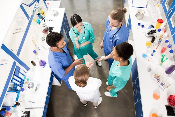 Colleagues discussing work — Stock Photo