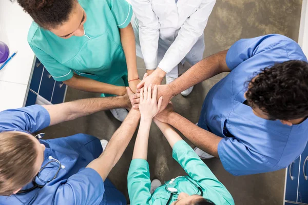 Colegas tomados de la mano - foto de stock