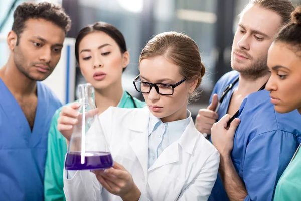 Trabajadores médicos en laboratorio - foto de stock