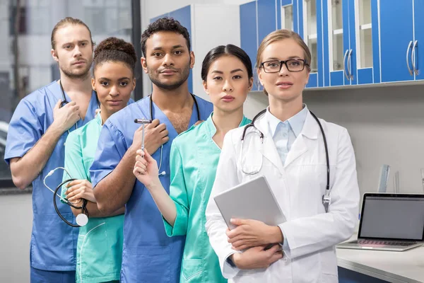 Trabajadores médicos en laboratorio - foto de stock