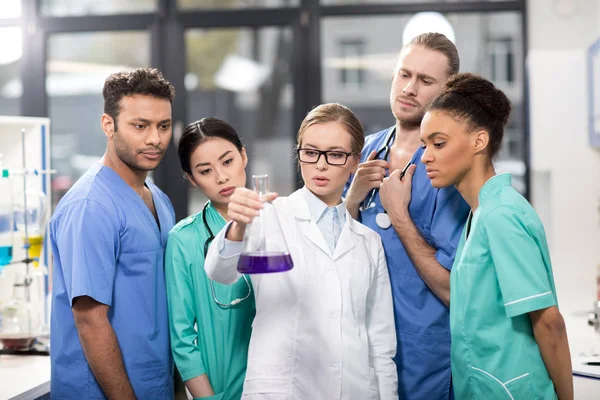 Trabajadores médicos en laboratorio - foto de stock