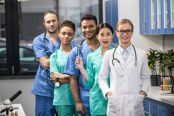 Trabajadores médicos en laboratorio - foto de stock