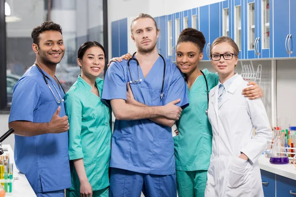 Trabajadores médicos en laboratorio - foto de stock