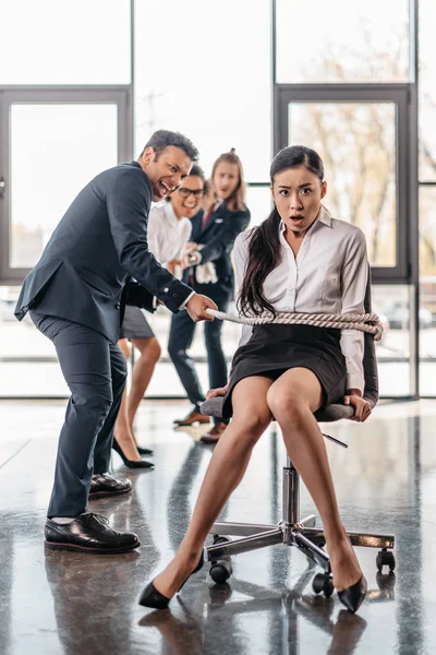 Geschäftsfrau mit Seil gefesselt — Stockfoto