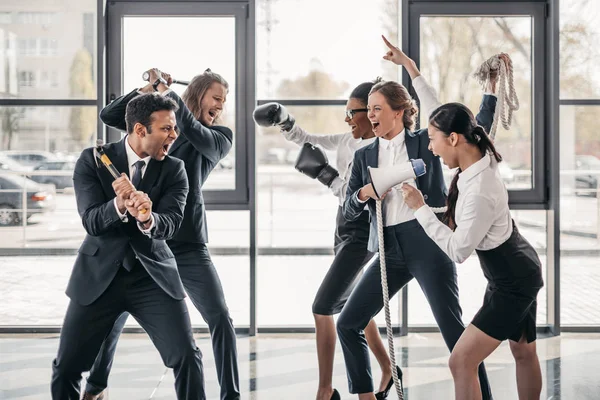 Empresarios gritando y peleando - foto de stock