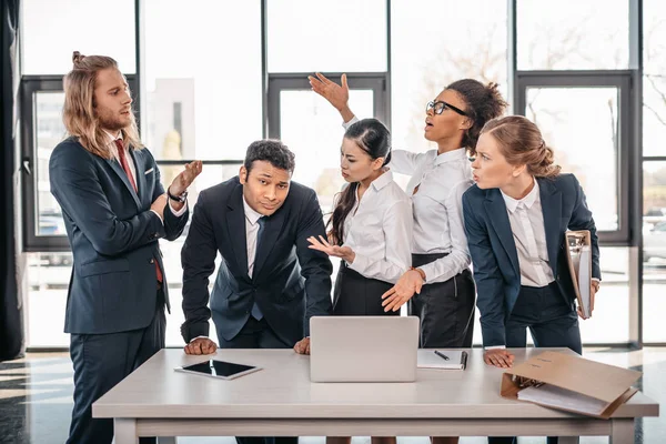 Team aziendale multiculturale litigare — Foto stock