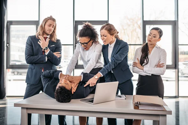 Equipo empresarial multicultural peleando - foto de stock