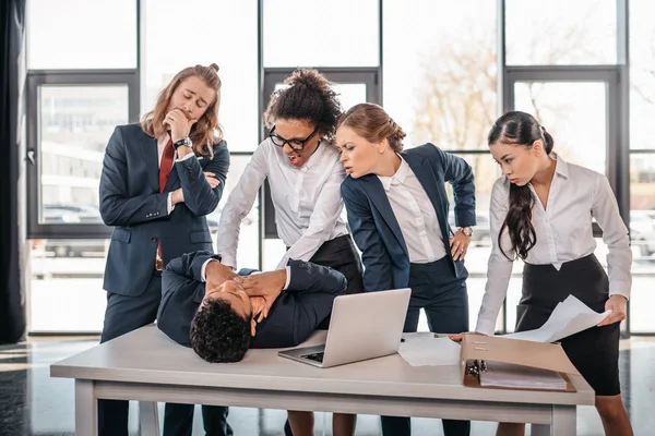 Equipo empresarial multicultural peleando - foto de stock