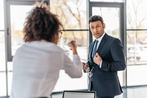 Businessman and businesswoman arguing — Stock Photo