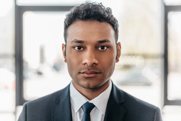 Joven hombre de negocios afroamericano - foto de stock