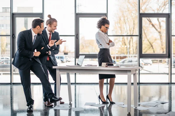 Empresarios señalando a su colega - foto de stock