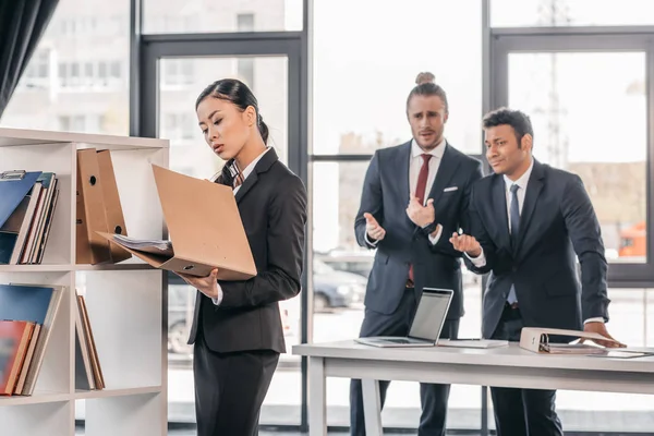 Joven empresaria con colegas - foto de stock