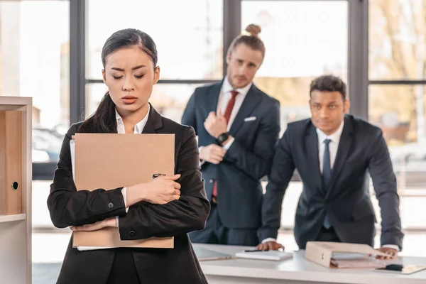 Jovem empresária com colegas — Fotografia de Stock