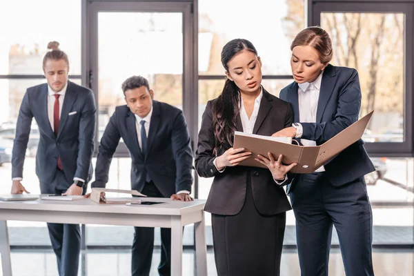 Jóvenes empresarias trabajando - foto de stock