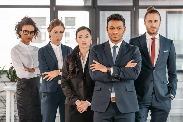 Jóvenes empresarios en ropa formal en la oficina moderna - foto de stock