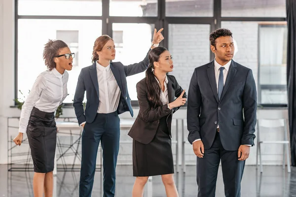 Empresarios en ropas formales peleando en la oficina - foto de stock