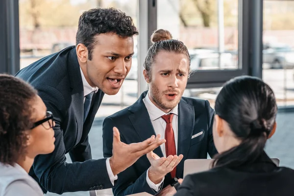 Des gens d'affaires se disputent lors d'une réunion au bureau — Photo de stock