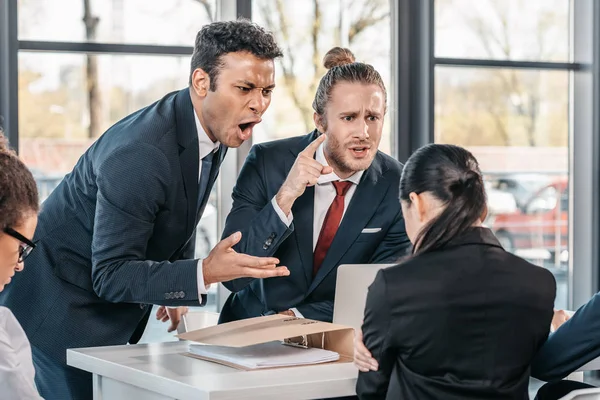 Empresarios discutiendo en la reunión en el cargo - foto de stock