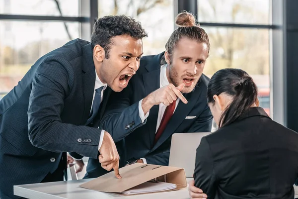 Empresarios discutiendo en la reunión en el cargo - foto de stock