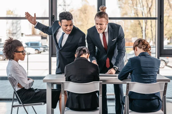 Des gens d'affaires se disputent lors d'une réunion au bureau — Photo de stock