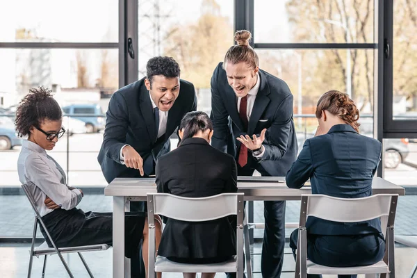 Des gens d'affaires se disputent lors d'une réunion au bureau — Photo de stock