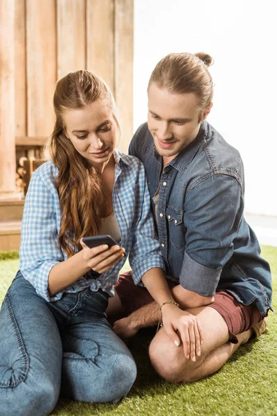 Pareja usando smartphone - foto de stock