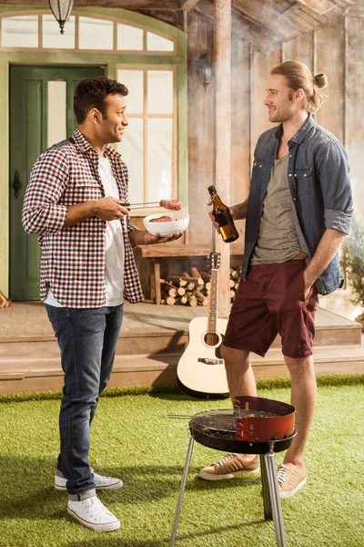Uomini grigliare hamburger — Foto stock