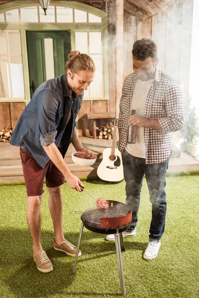 Hommes grillades hamburgers — Photo de stock